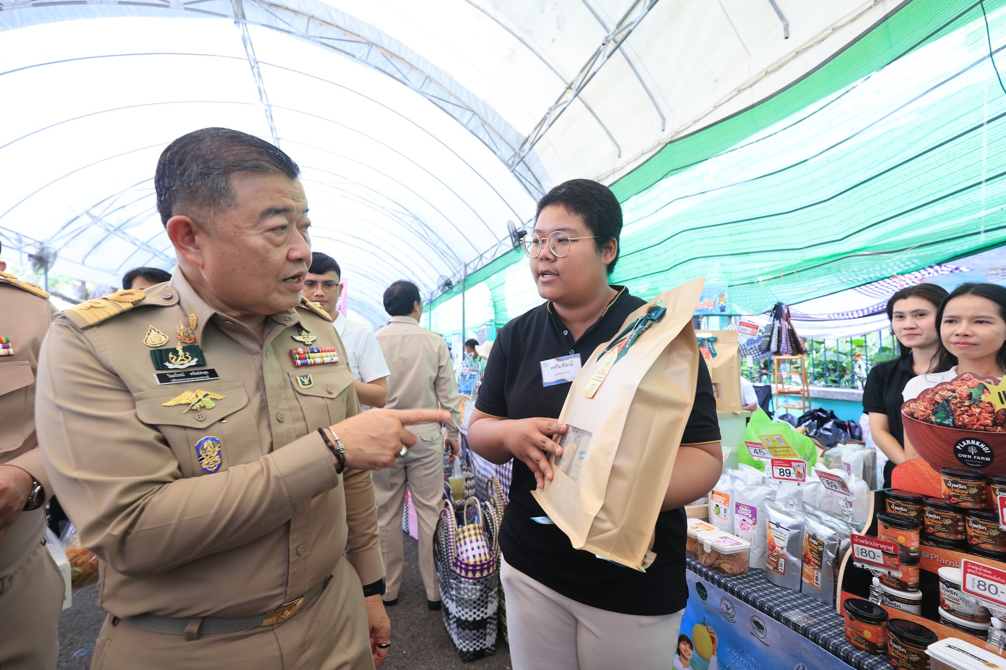 title - ปลัดกระทรวงเกษตรฯ และผู้บริหาร ส.ป.ก. เยี่ยมชมร้านค้า ในงานวันคล้ายวันสถาปนา ส.ป.ก. ครบรอบ 51 ปี